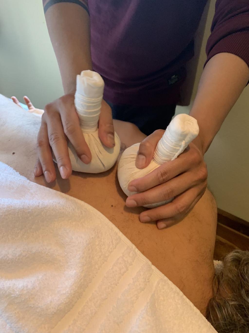 Kräuterstempel Massage, Bild Quelle: Monika Bröhl-Croci